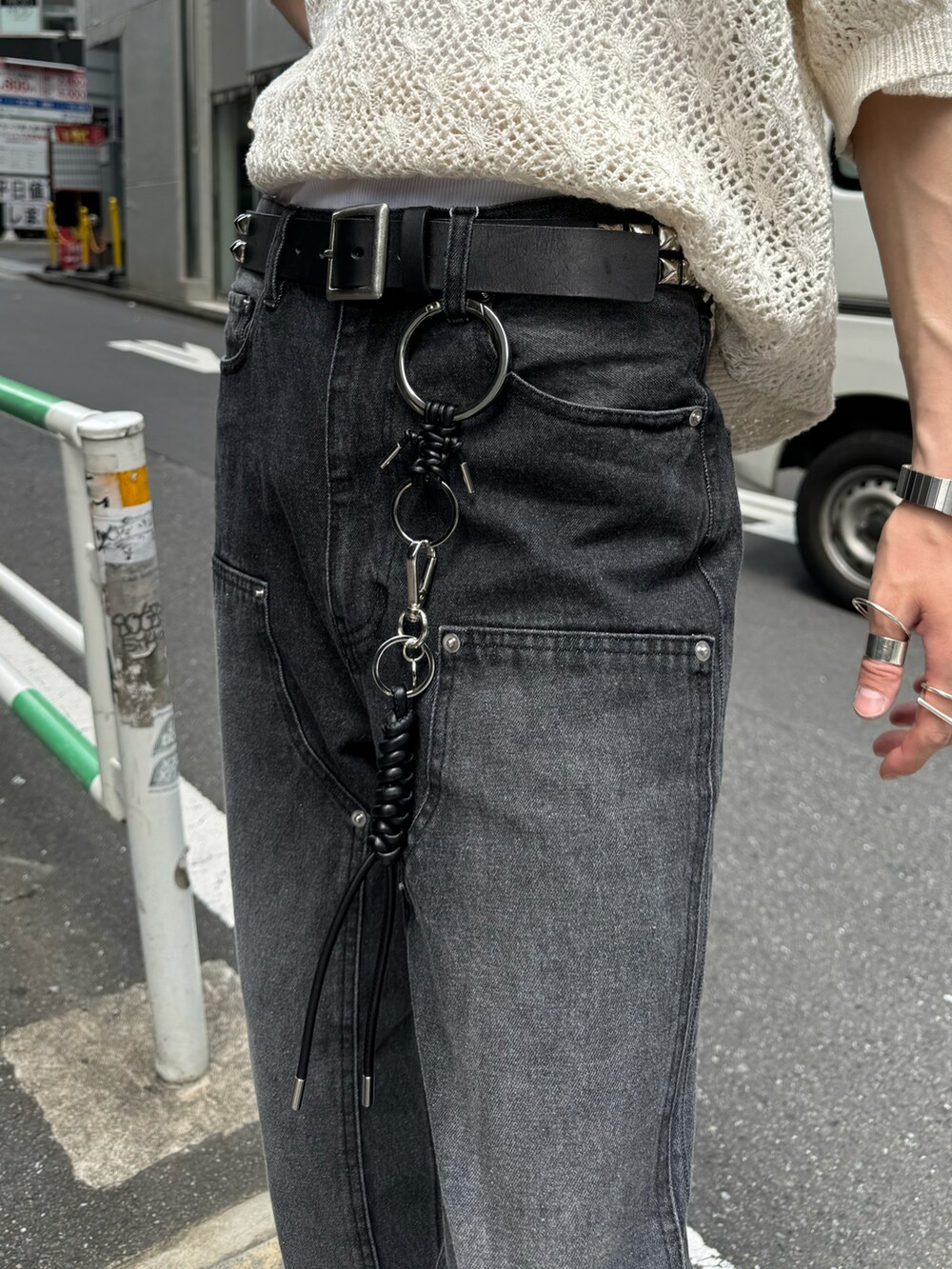 ホワイト系のニット/セーター、ブラック系のデニムパンツ、ブラック系のその他小物を着用したメンズの夏コーディネートの3枚目の写真