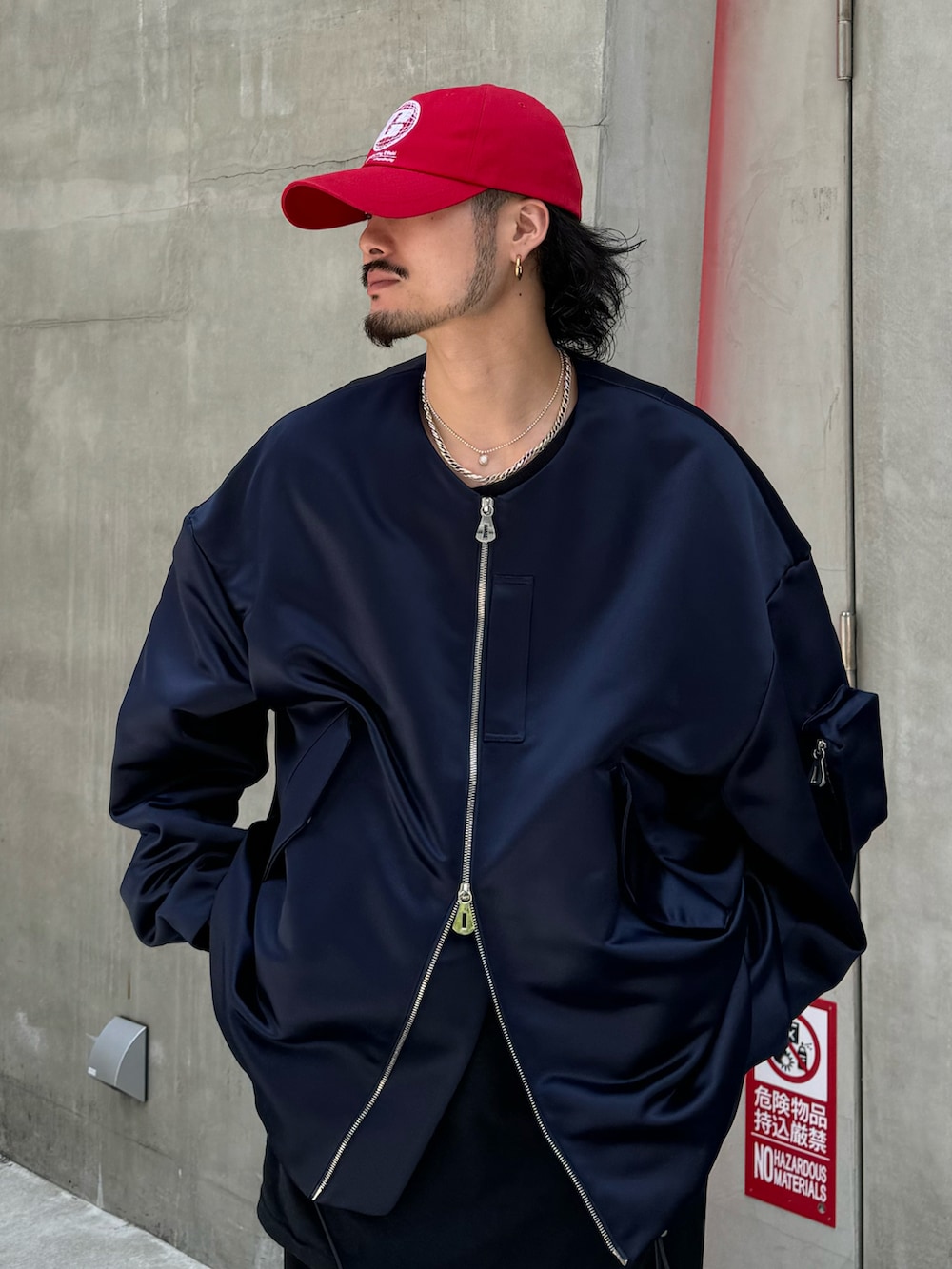 ブルー系のブルゾンを着用したメンズの夏コーディネートの3枚目の写真