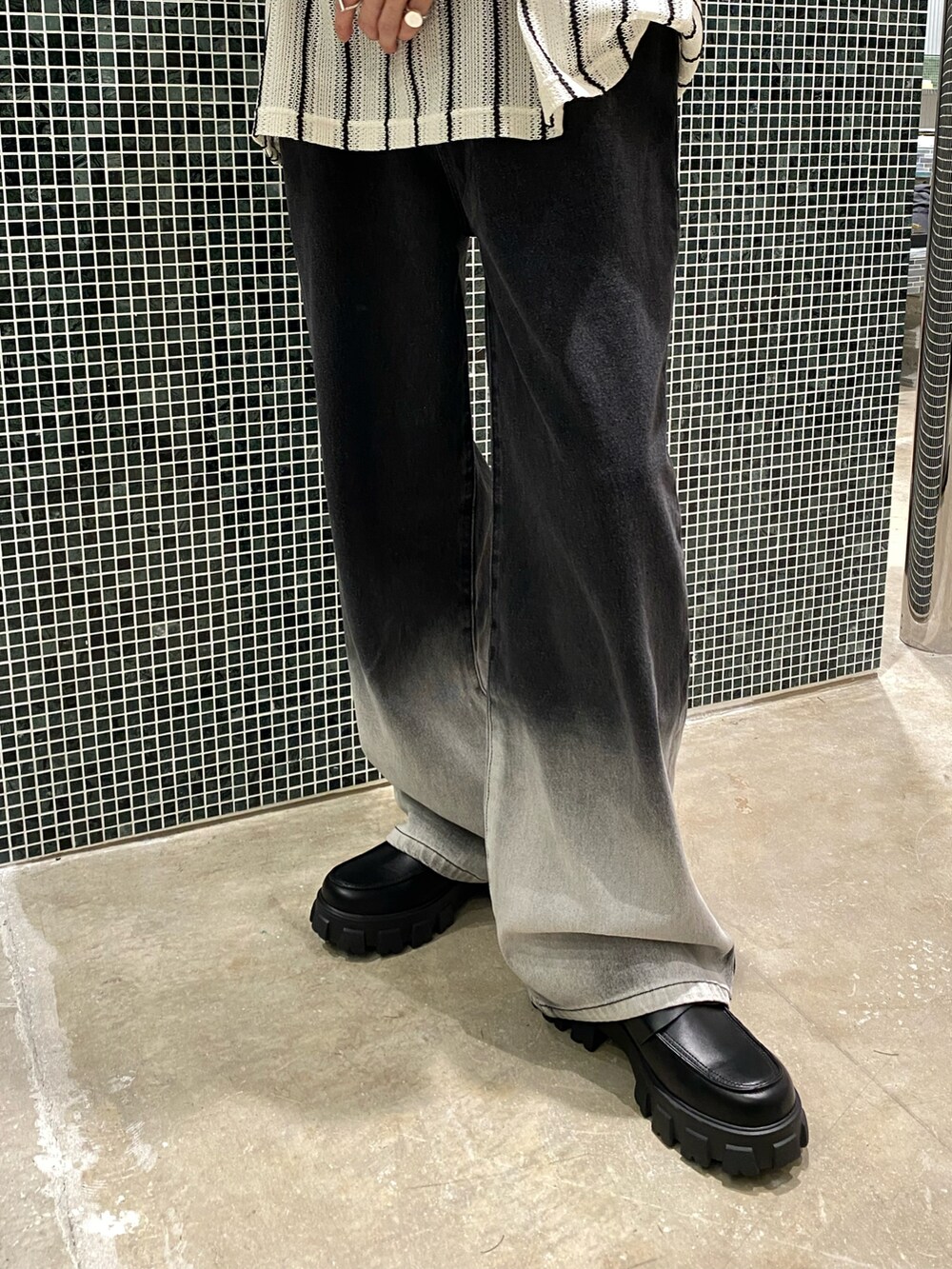 ホワイト系のTシャツ/カットソー、ブラック系のデニムパンツ、ブラック系のローファーを着用したメンズの春コーディネートの4枚目の写真