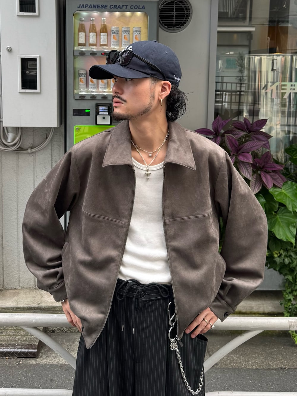ブラック系のスラックス、グレー系のブルゾンを着用したメンズの秋コーディネートの5枚目の写真