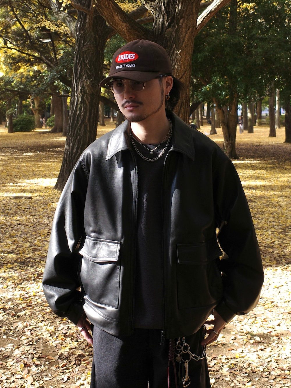 ブラック系のブルゾン、ブラック系のスラックスを着用したメンズの冬コーディネートの3枚目の写真