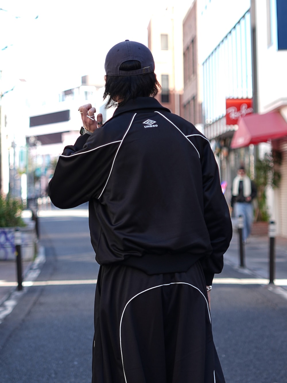 ブラック系のブルゾン、ブラック系のその他パンツを着用したメンズの冬コーディネートの6枚目の写真