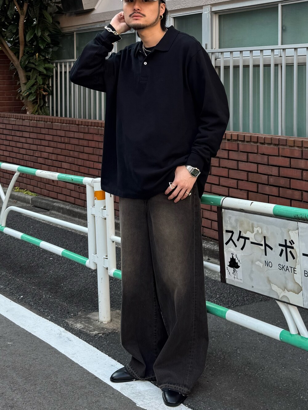 ブラック系のTシャツ/カットソー、ブラック系のデニムパンツ、ブラック系のその他シューズを着用したメンズの春コーディネートの2枚目の写真