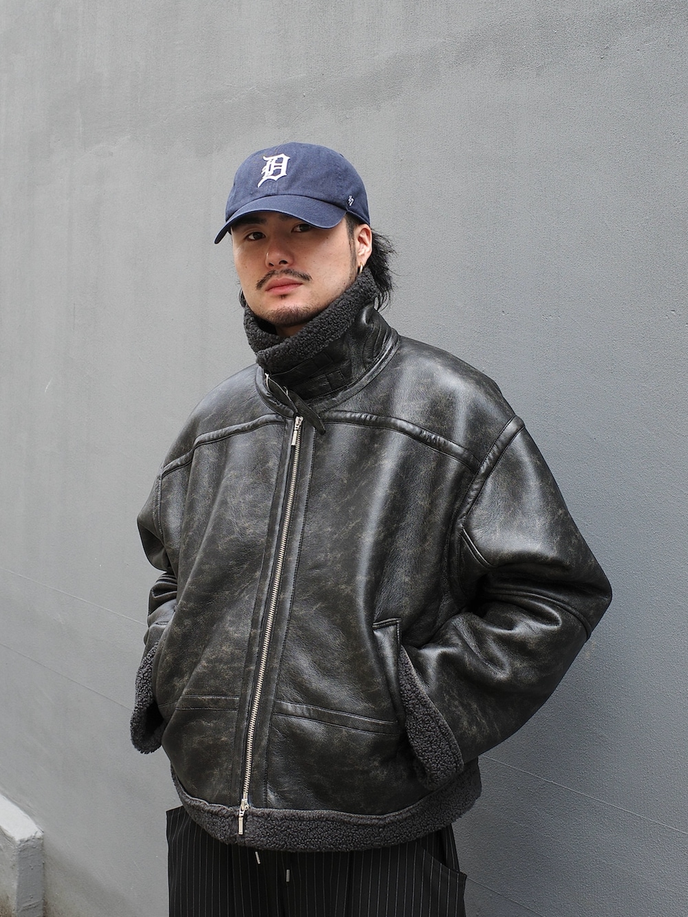 ブラック系のブルゾン、ブラック系のスラックスを着用したメンズの秋コーディネートの7枚目の写真