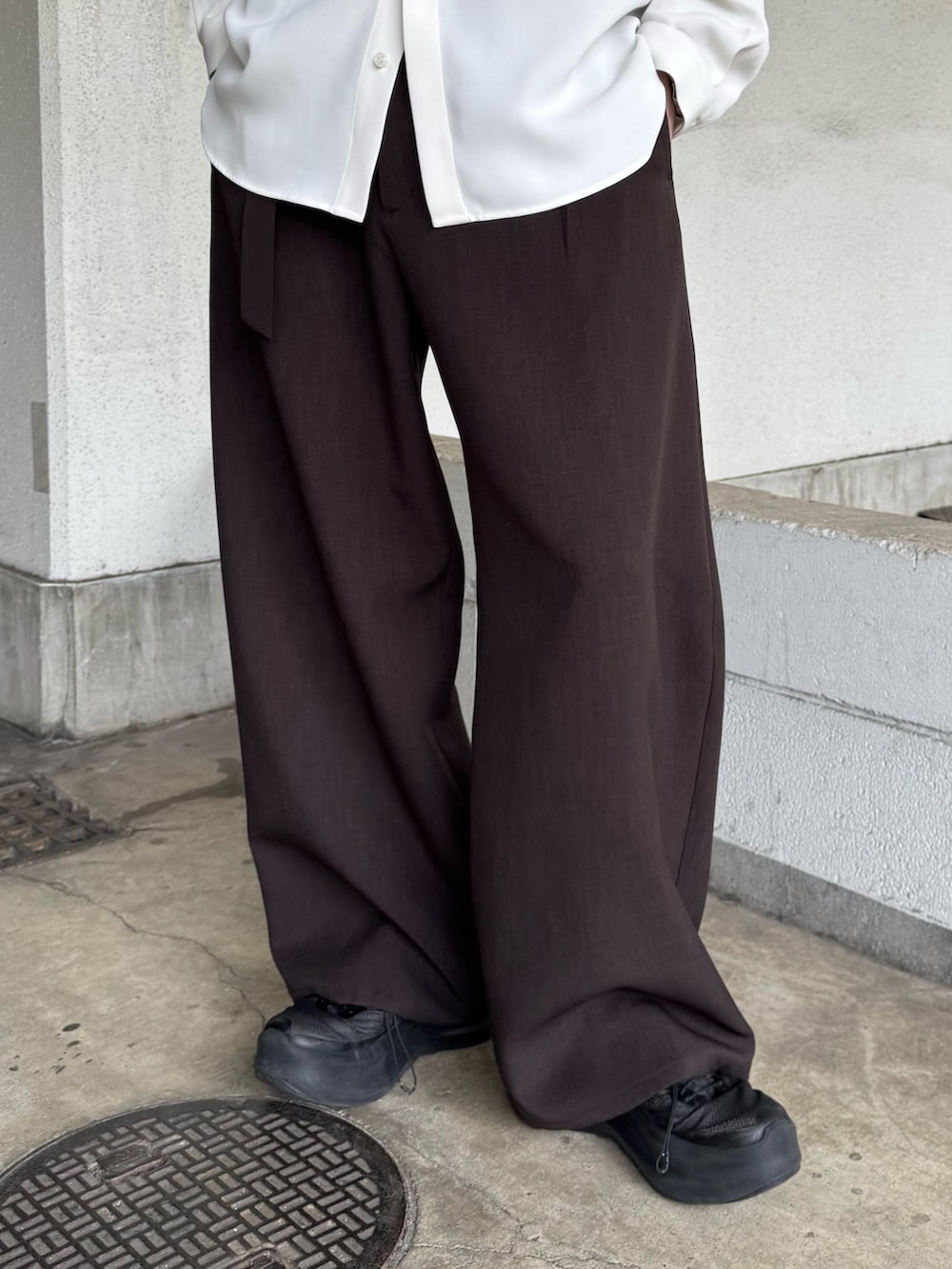 ホワイト系のシャツ/ブラウス、グレー系のスラックスを着用したメンズの冬コーディネートの7枚目の写真