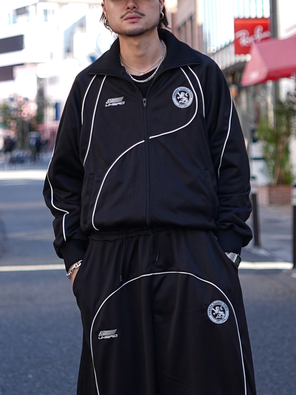 ブラック系のブルゾン、ブラック系のその他パンツを着用したメンズの冬コーディネートの7枚目の写真