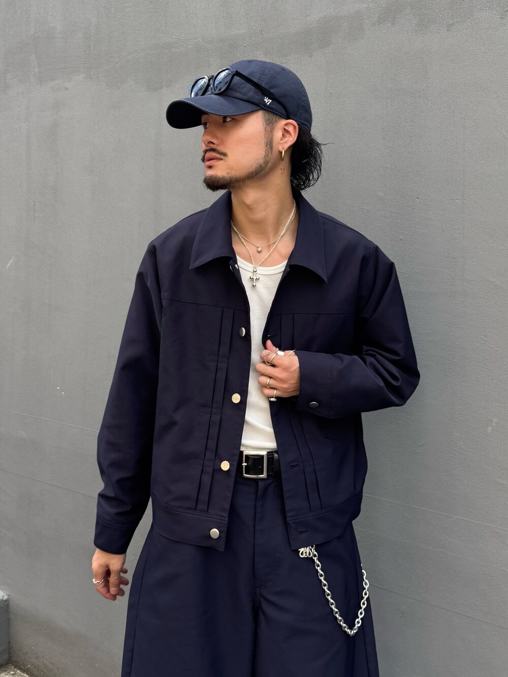 ブルー系のブルゾン、ブルー系のスラックス、シルバー系のウォレットチェーンを着用したメンズの夏コーディネートの5枚目の写真