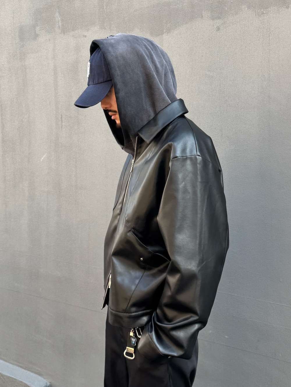 ブラック系のその他パンツ、グレー系のスウェット、ブラック系のブルゾンを着用したメンズの春コーディネートの4枚目の写真