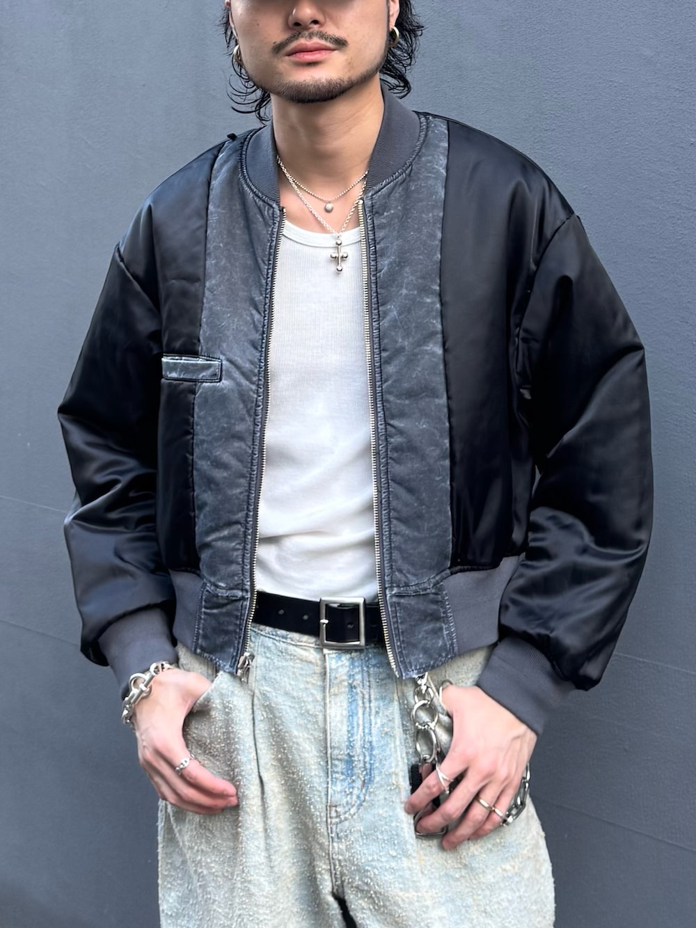 グレー系のMA-1、ブルー系のデニムパンツ、ブラック系のその他シューズを着用したメンズの秋コーディネートの5枚目の写真