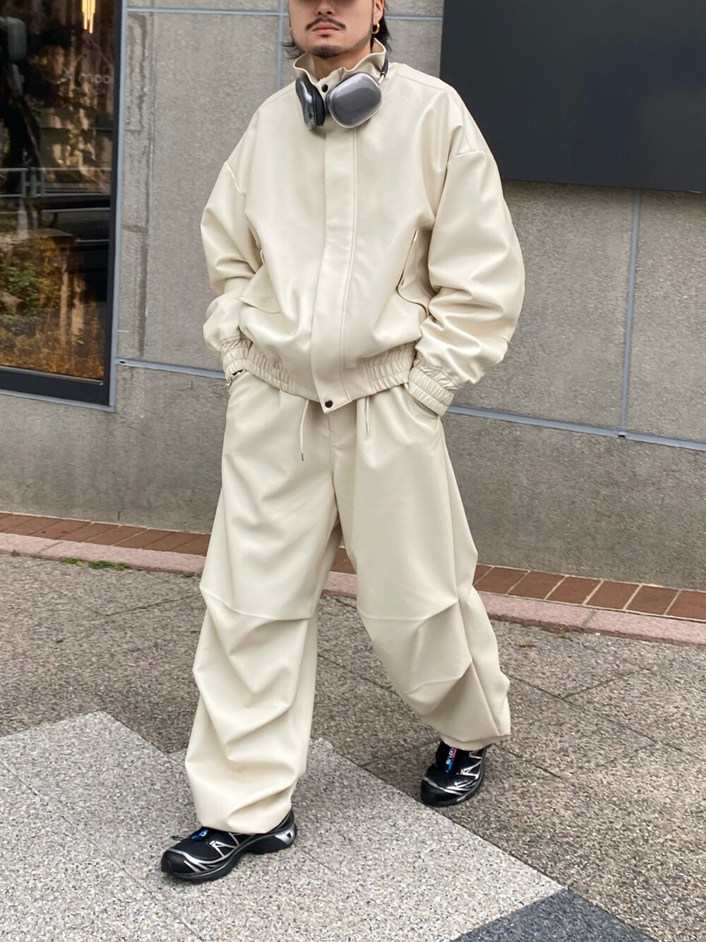 ホワイト系のジャケット/アウター、ホワイト系のカーゴパンツを着用したメンズの春コーディネートの2枚目の写真