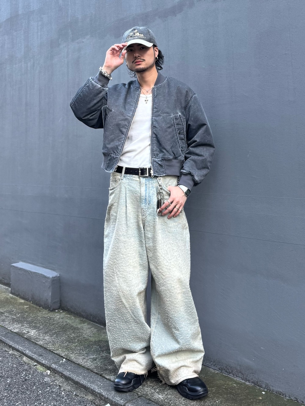 グレー系のMA-1、ブルー系のデニムパンツ、ブラック系のその他シューズを着用したメンズの秋コーディネートの2枚目の写真