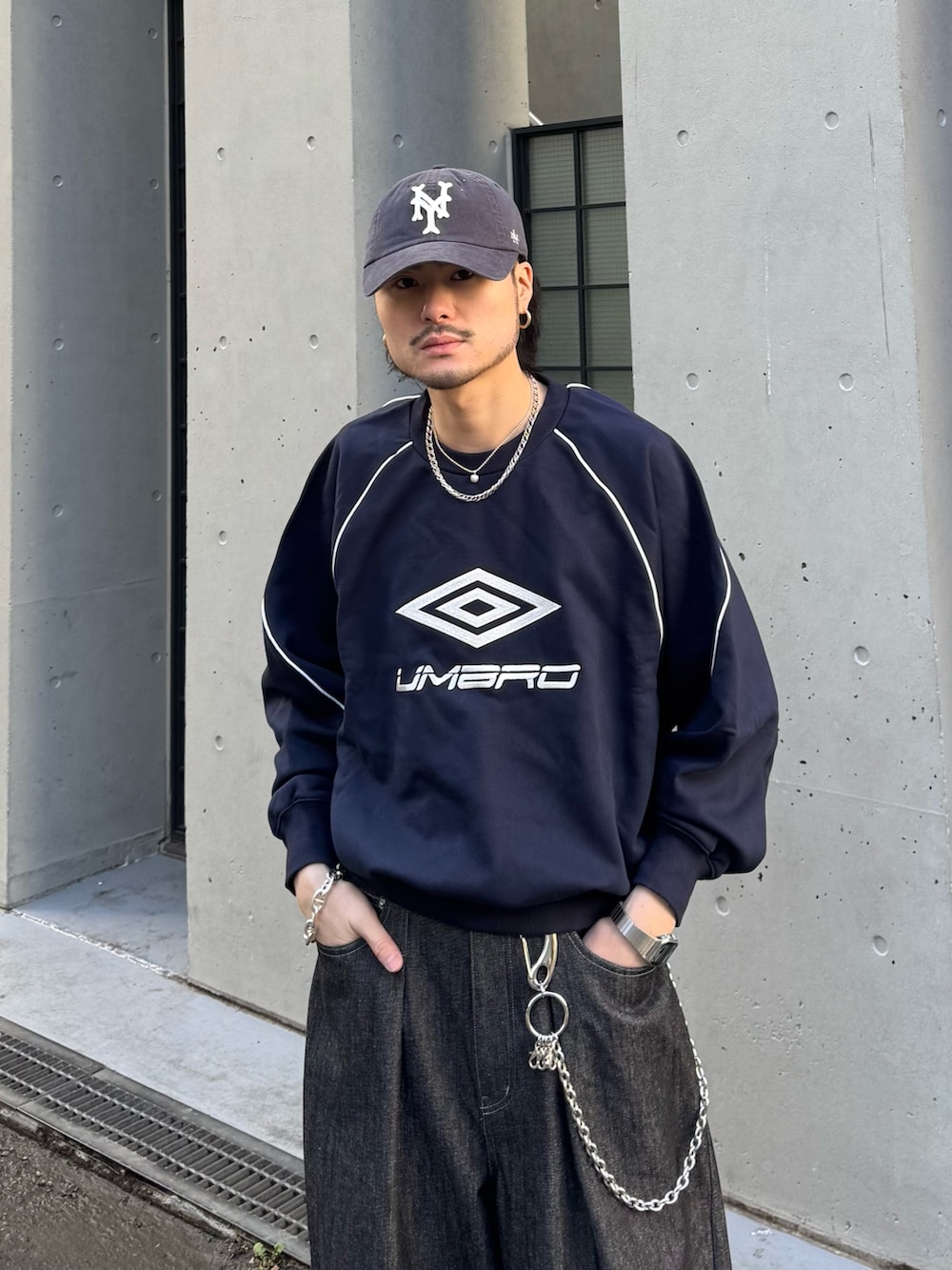 ブルー系のスウェット、ブラック系のデニムパンツを着用したメンズの冬コーディネートの6枚目の写真