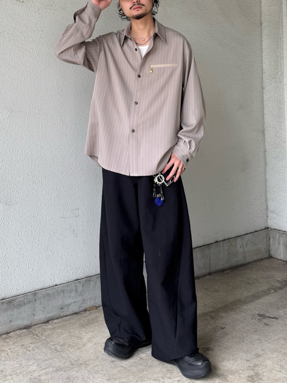 ベージュ系のシャツ/ブラウス、ブラック系のスラックスを着用したメンズの夏コーディネートの5枚目の写真