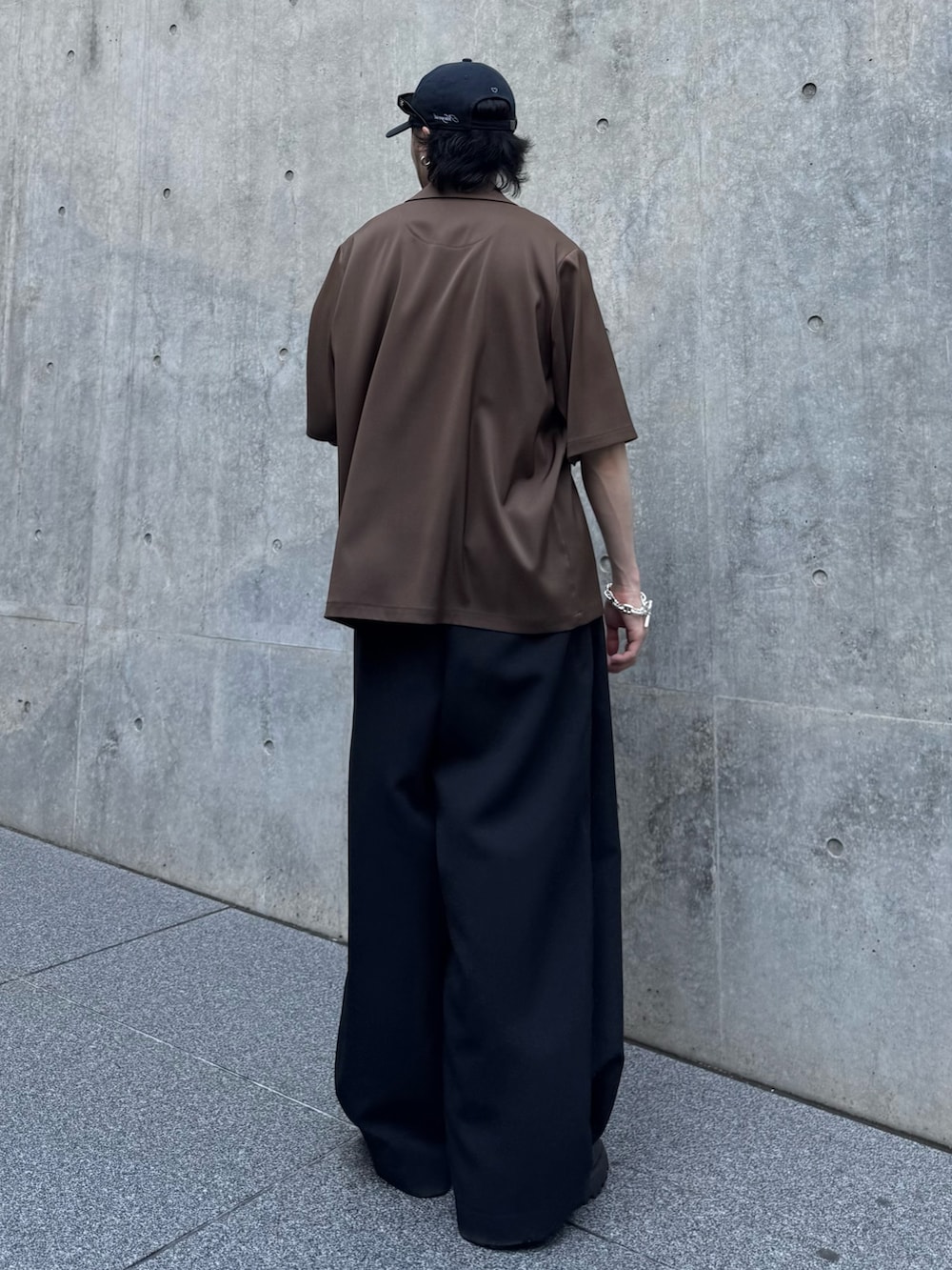 ブラウン系のシャツ/ブラウス、ブラック系のその他シューズ、ブラック系のスラックスを着用したメンズの夏コーディネートの3枚目の写真