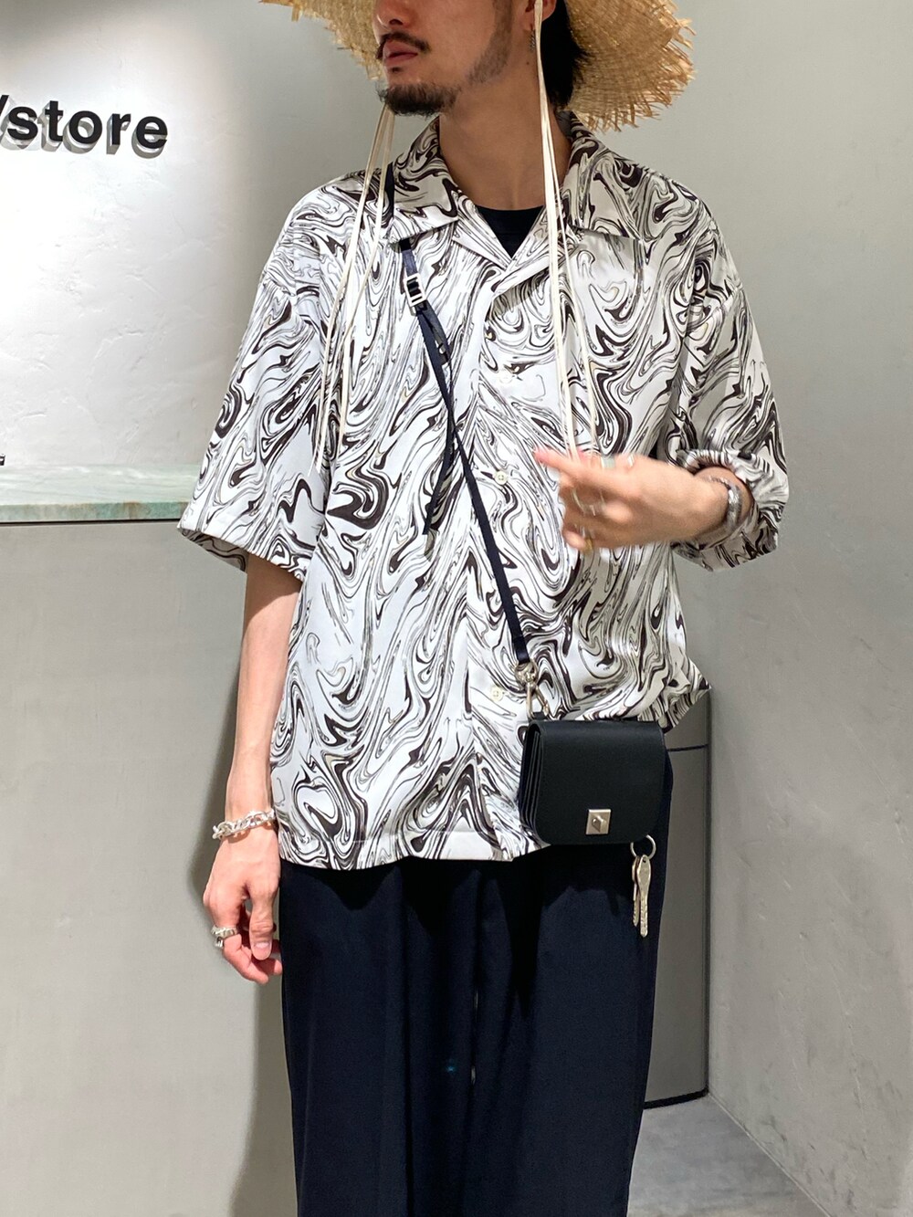 ホワイト系のシャツ/ブラウス、ブラック系のスラックス、ベージュ系のハットを着用したメンズの春コーディネートの3枚目の写真