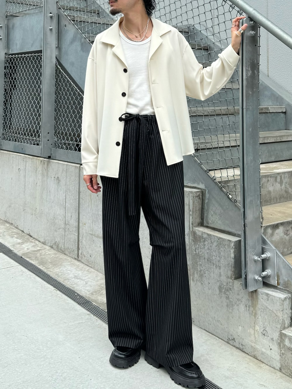 ホワイト系のシャツ/ブラウス、ブラック系のその他パンツ、ホワイト系のタンクトップを着用したメンズの夏コーディネートの2枚目の写真