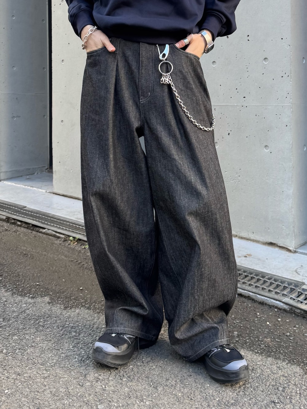 ブルー系のスウェット、ブラック系のデニムパンツを着用したメンズの冬コーディネートの9枚目の写真