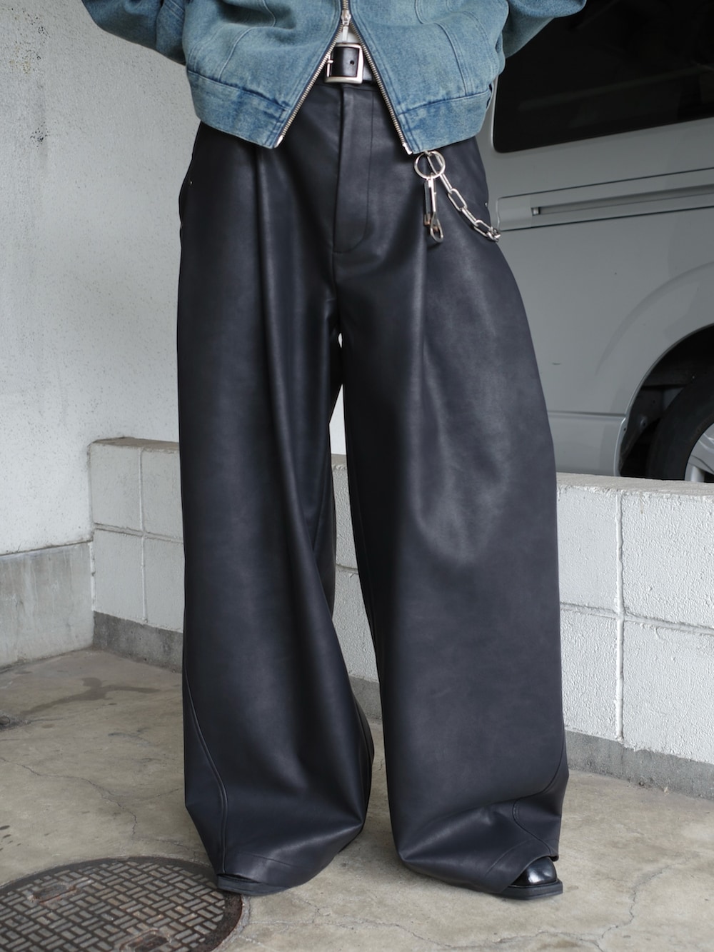 ブルー系のデニムジャケット、ブラック系のその他パンツを着用したメンズの秋コーディネートの6枚目の写真