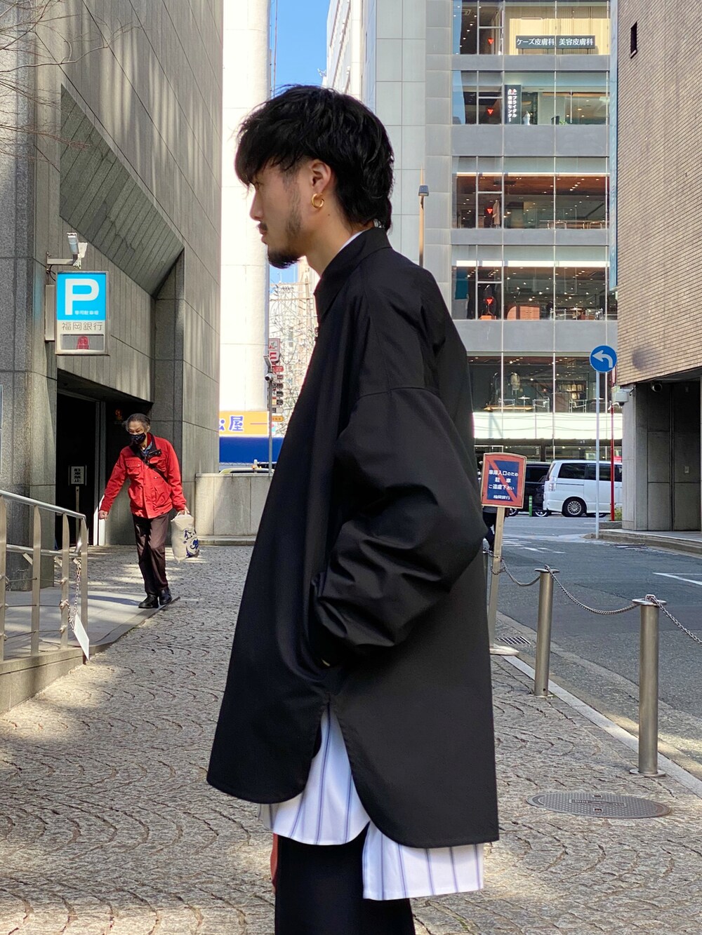 ブラック系のシャツ/ブラウス、ホワイト系のシャツ/ブラウス、ブラック系のスラックスを着用したメンズの春コーディネートの4枚目の写真