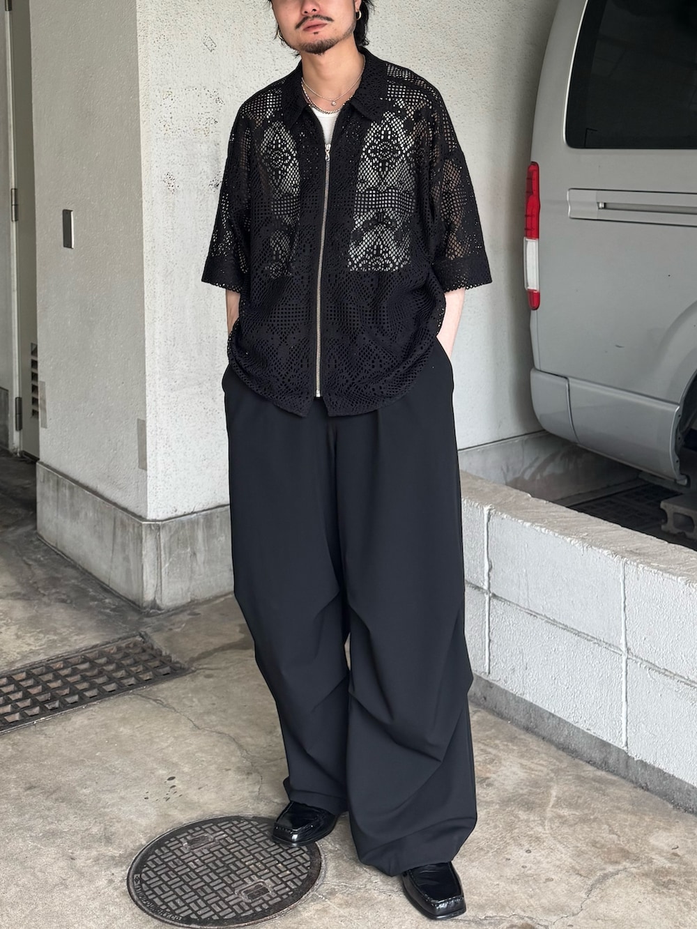 ブラック系のその他パンツ、ブラック系のローファー、ブラック系のシャツ/ブラウスを着用したメンズの春コーディネートの2枚目の写真