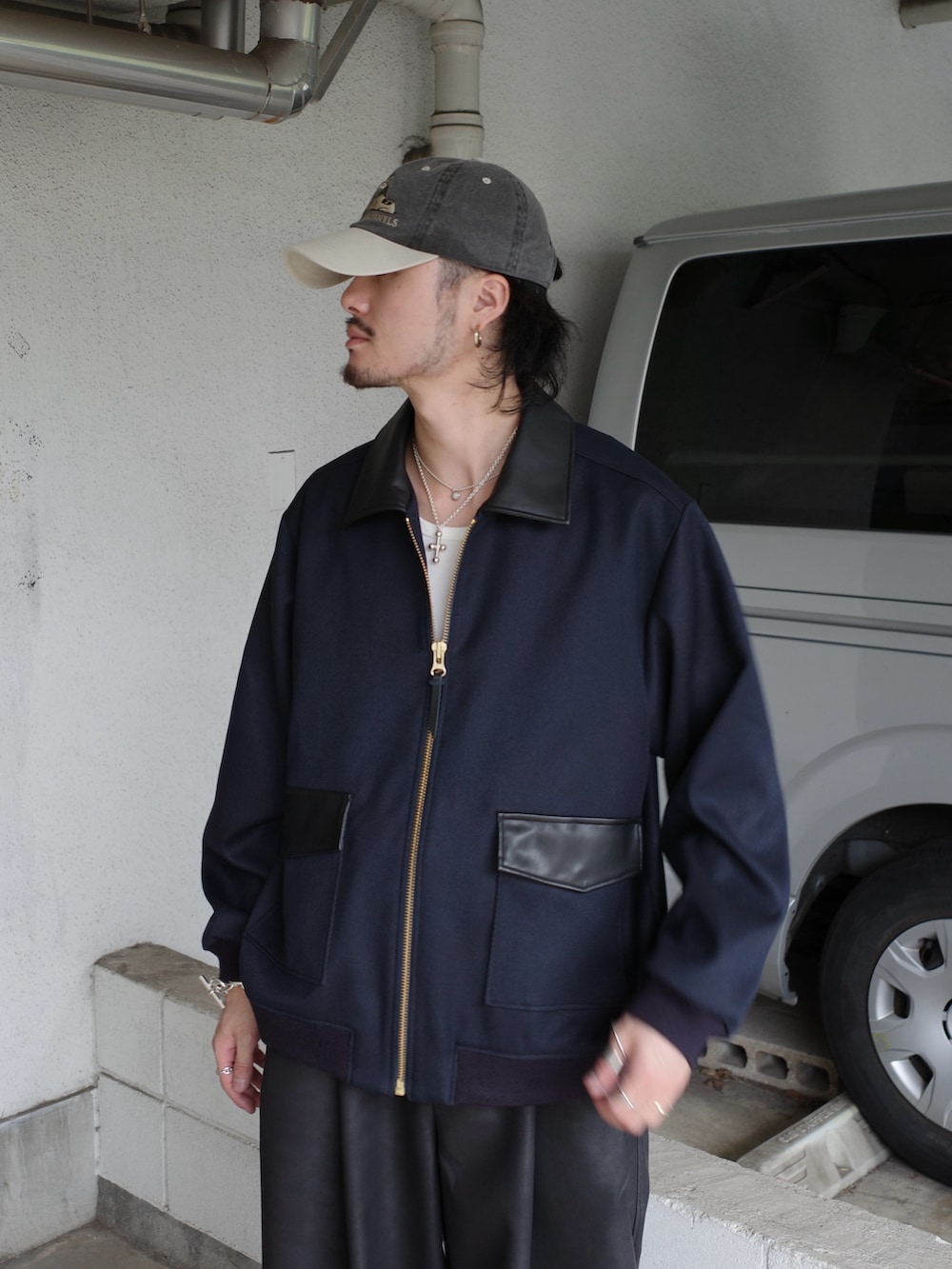 ブルー系のブルゾン、ブラック系のその他パンツを着用したメンズの秋コーディネートの4枚目の写真