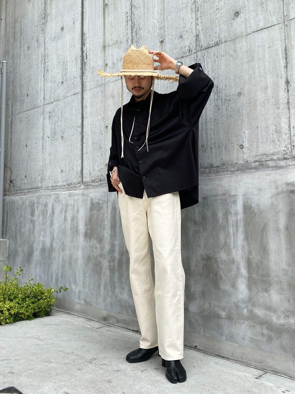 ブラック系のシャツ/ブラウス、ホワイト系のデニムパンツ、ベージュ系のハットを着用したメンズの春コーディネートの2枚目の写真