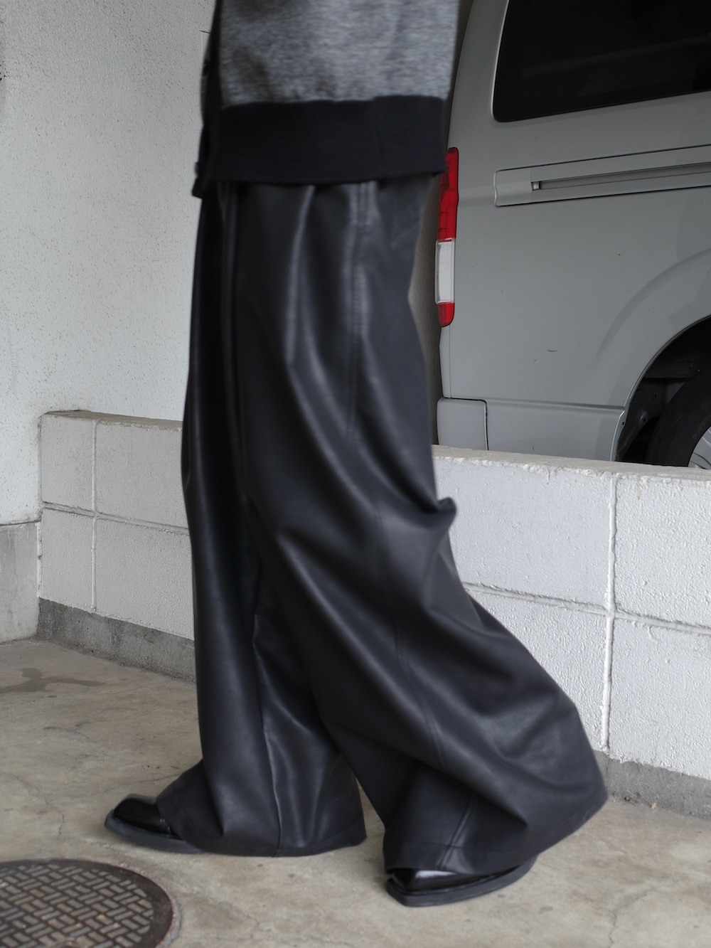 グレー系のカーディガン/ボレロ、ブラック系のその他パンツを着用したメンズの秋コーディネートの6枚目の写真