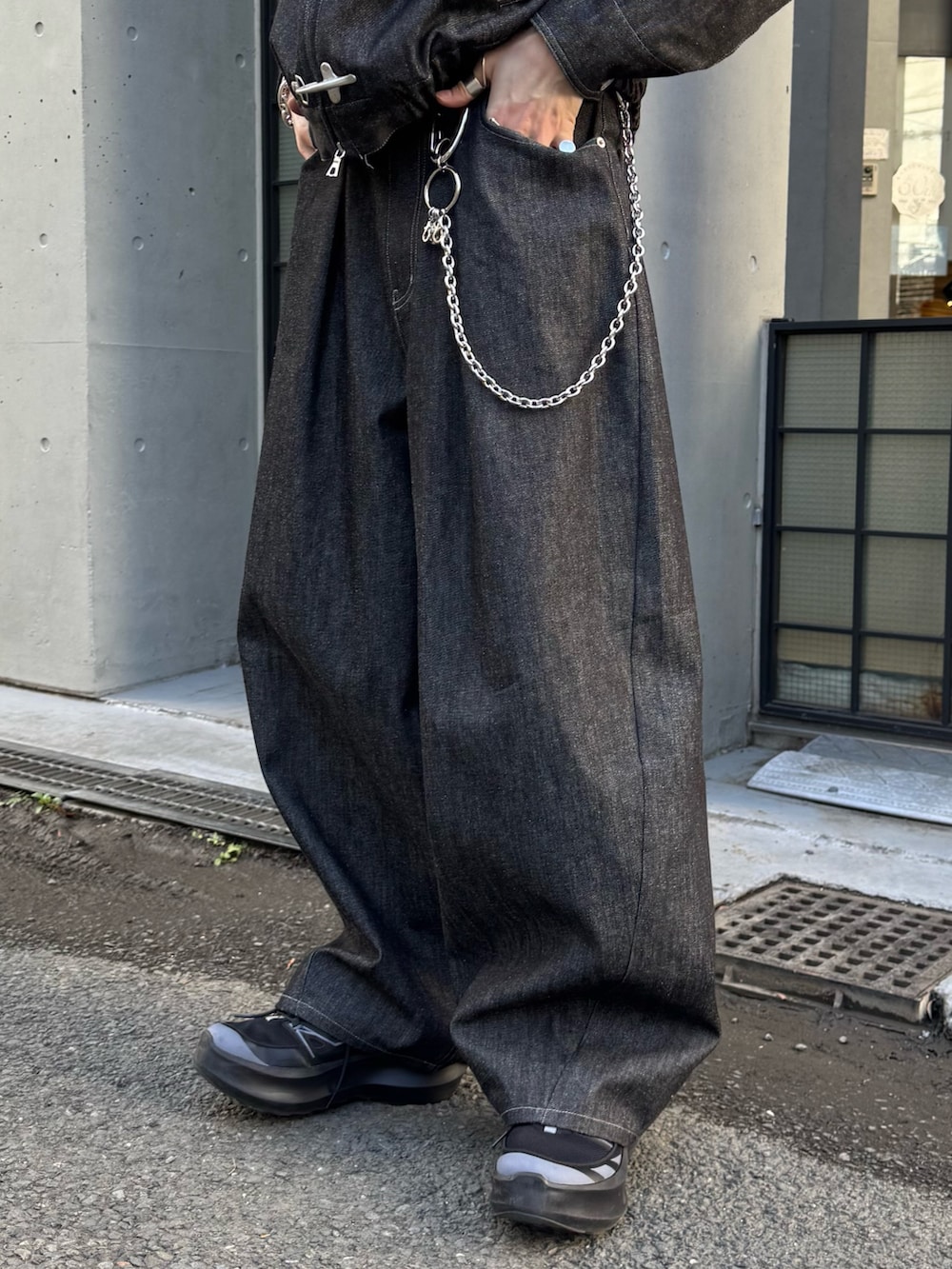 ブラック系のブルゾン、ブラック系のデニムパンツ、シルバー系のウォレットチェーンを着用したメンズの冬コーディネートの8枚目の写真