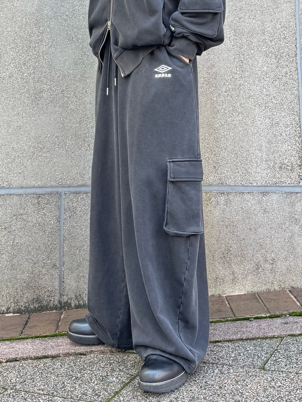 ブラック系のパーカー、ブラック系のスウェットパンツを着用したメンズの秋コーディネートの8枚目の写真