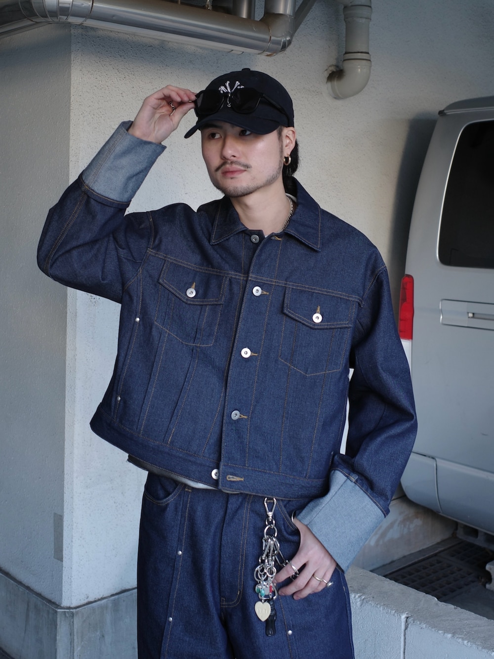 ブルー系のデニムパンツ、ホワイト系のスウェット、ブルー系のデニムジャケットを着用したメンズの冬コーディネートの5枚目の写真