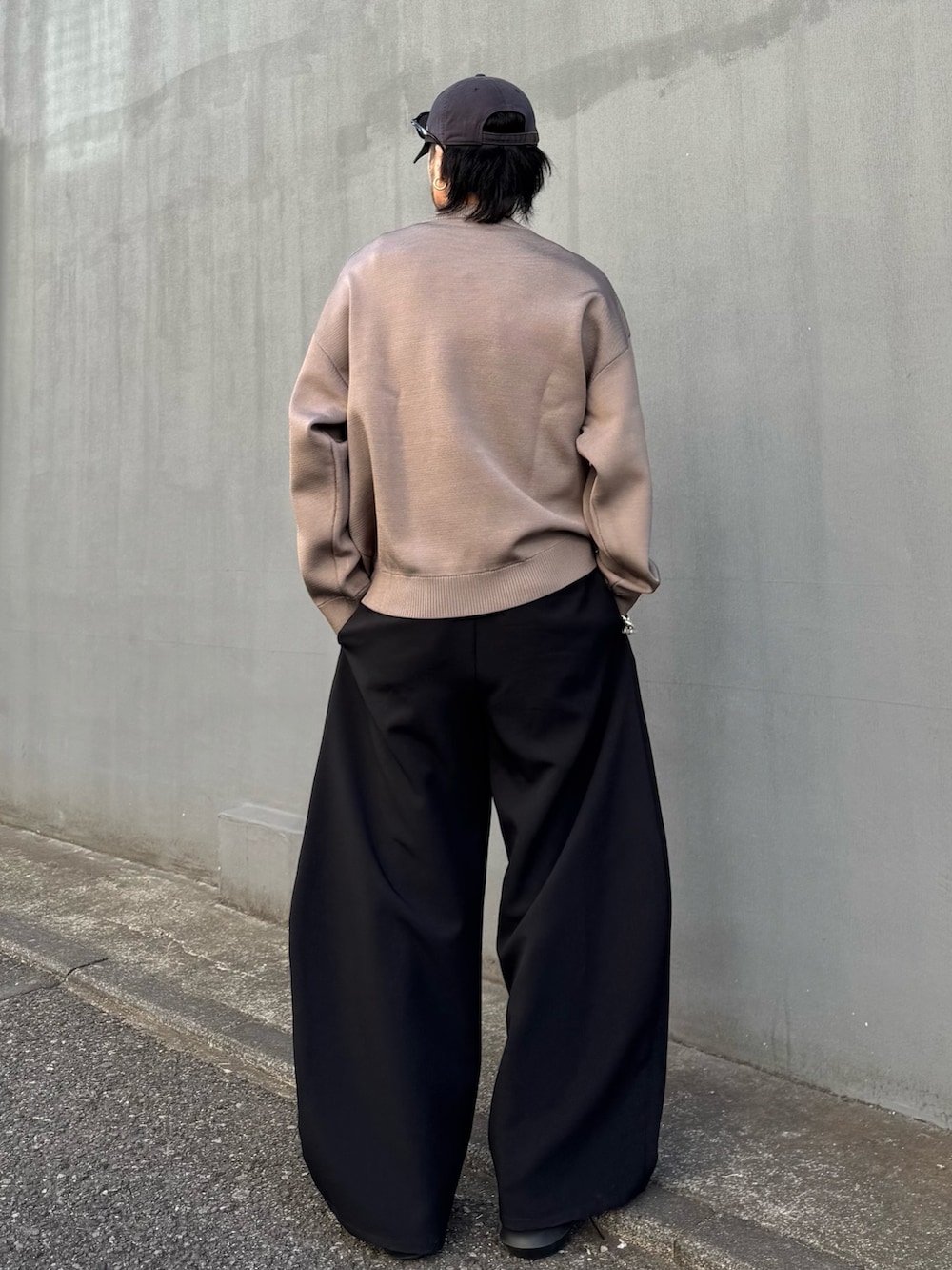 ブラウン系のニット/セーター、ブラック系のその他パンツを着用したメンズの冬コーディネートの3枚目の写真