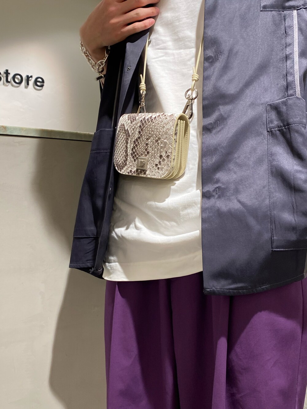 グレー系のシャツ/ブラウス、パープル系のスラックス、ブラック系のドレスシューズを着用したメンズの夏コーディネートの4枚目の写真