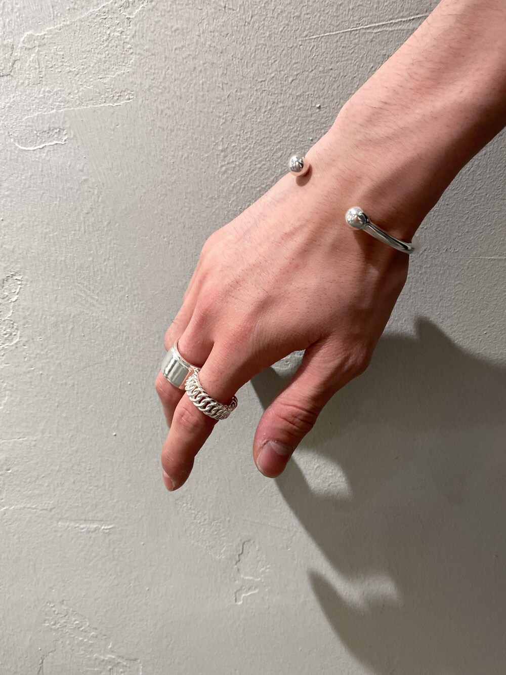 ブラック系のテーラードジャケット、グリーン系のシャツ/ブラウス、ブラック系のスラックスを着用したメンズの春コーディネートの4枚目の写真