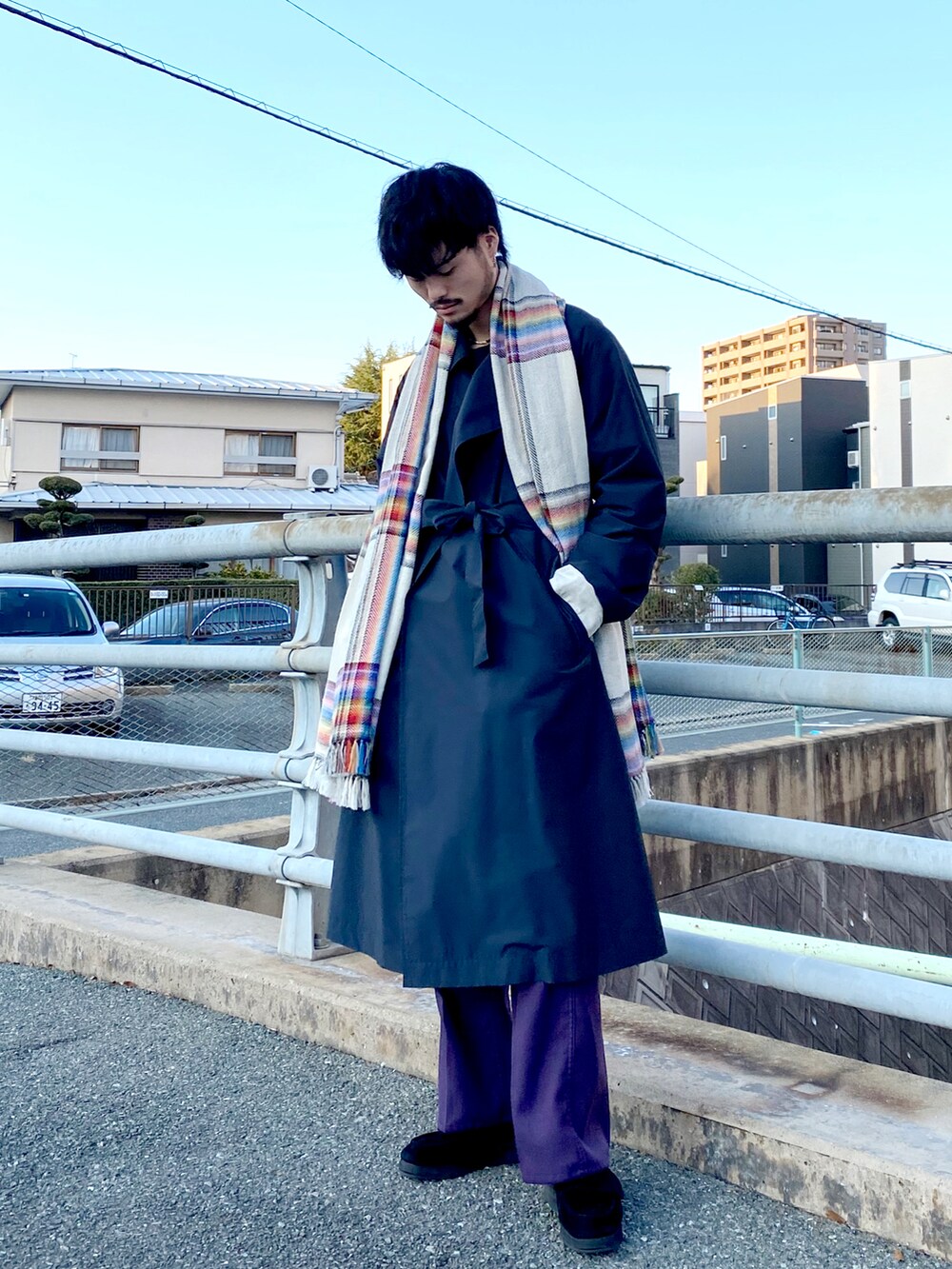 ブルー系のジャケット/アウター、パープル系のパンツ、ホワイト系のマフラーを着用したメンズの冬コーディネートの2枚目の写真