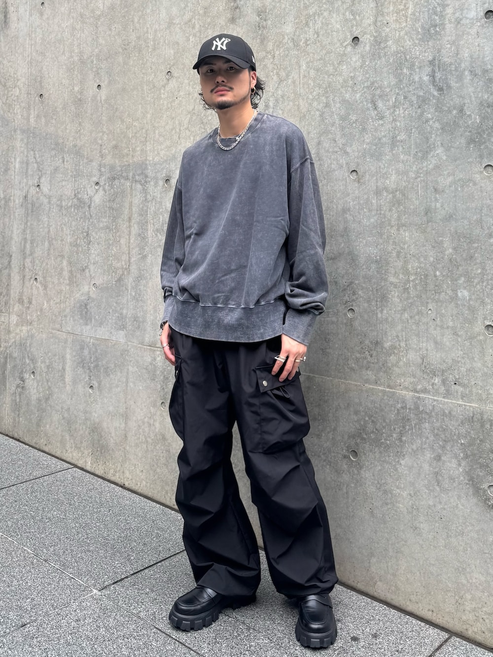 グレー系のスウェット、ブラック系のカーゴパンツを着用したメンズの秋コーディネートの2枚目の写真