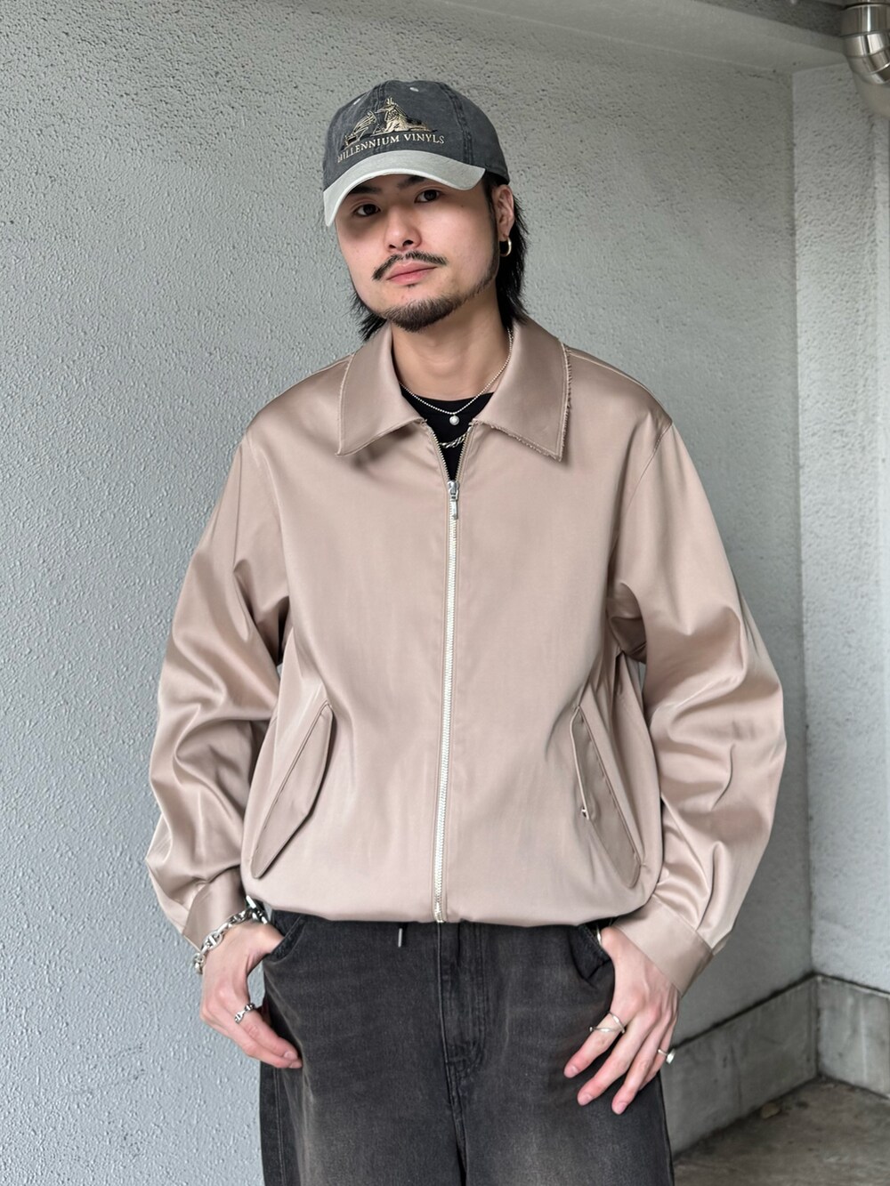 ブラック系のTシャツ/カットソー、ベージュ系のブルゾン、ブラック系のデニムパンツを着用したメンズの春コーディネートの4枚目の写真