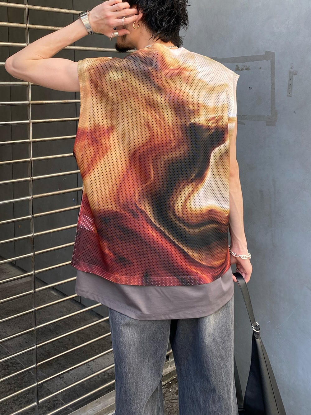 ベージュ系のTシャツ/カットソー、ブラック系のデニムパンツ、グレー系のTシャツ/カットソーを着用したメンズの春コーディネートの3枚目の写真