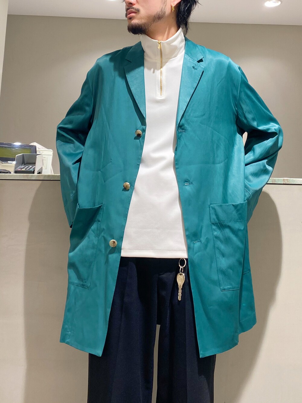 ブラック系のスラックス、ブラック系のドレスシューズ、ホワイト系のTシャツ/カットソーを着用したメンズの春コーディネートの3枚目の写真