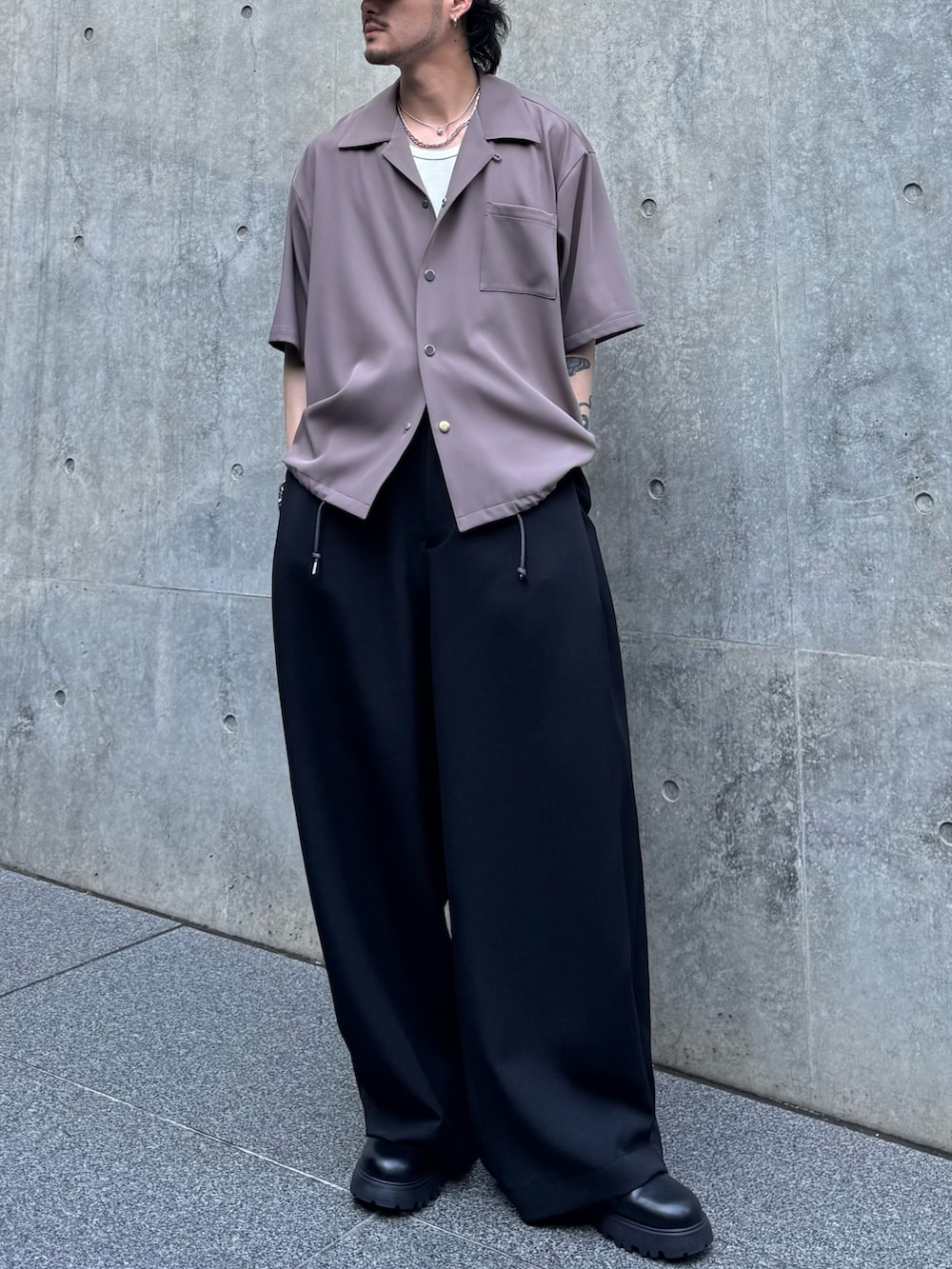 グレー系のシャツ/ブラウス、ブラック系のスラックス、ブラック系のその他シューズを着用したメンズの夏コーディネートの2枚目の写真