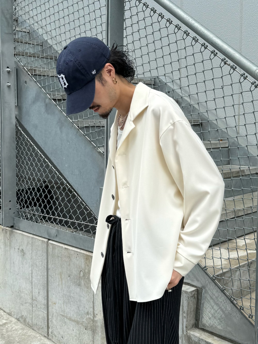 ホワイト系のシャツ/ブラウス、ブラック系のその他パンツ、ホワイト系のタンクトップを着用したメンズの夏コーディネートの4枚目の写真