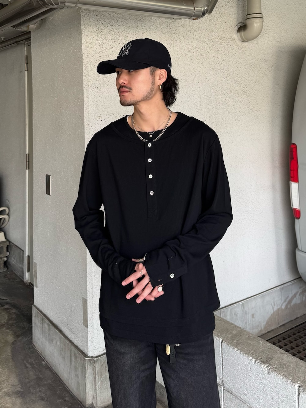 ブラック系のデニムパンツ、ブラック系のTシャツ/カットソーを着用したメンズの春コーディネートの4枚目の写真