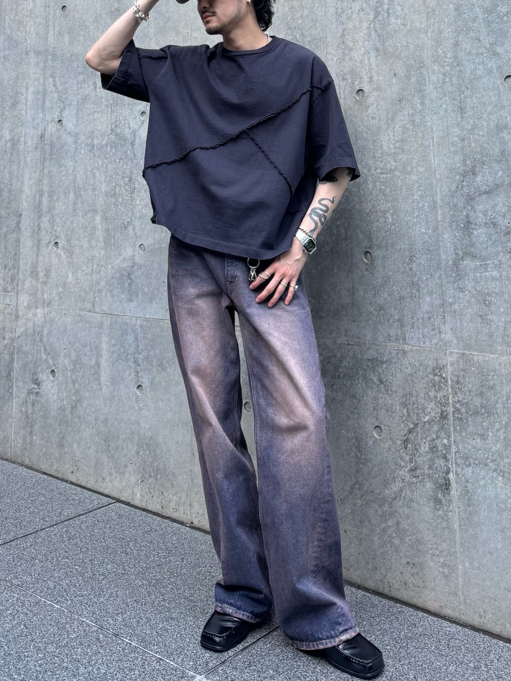 グレー系のTシャツ/カットソー、ブルー系のデニムパンツを着用したメンズの夏コーディネートの3枚目の写真