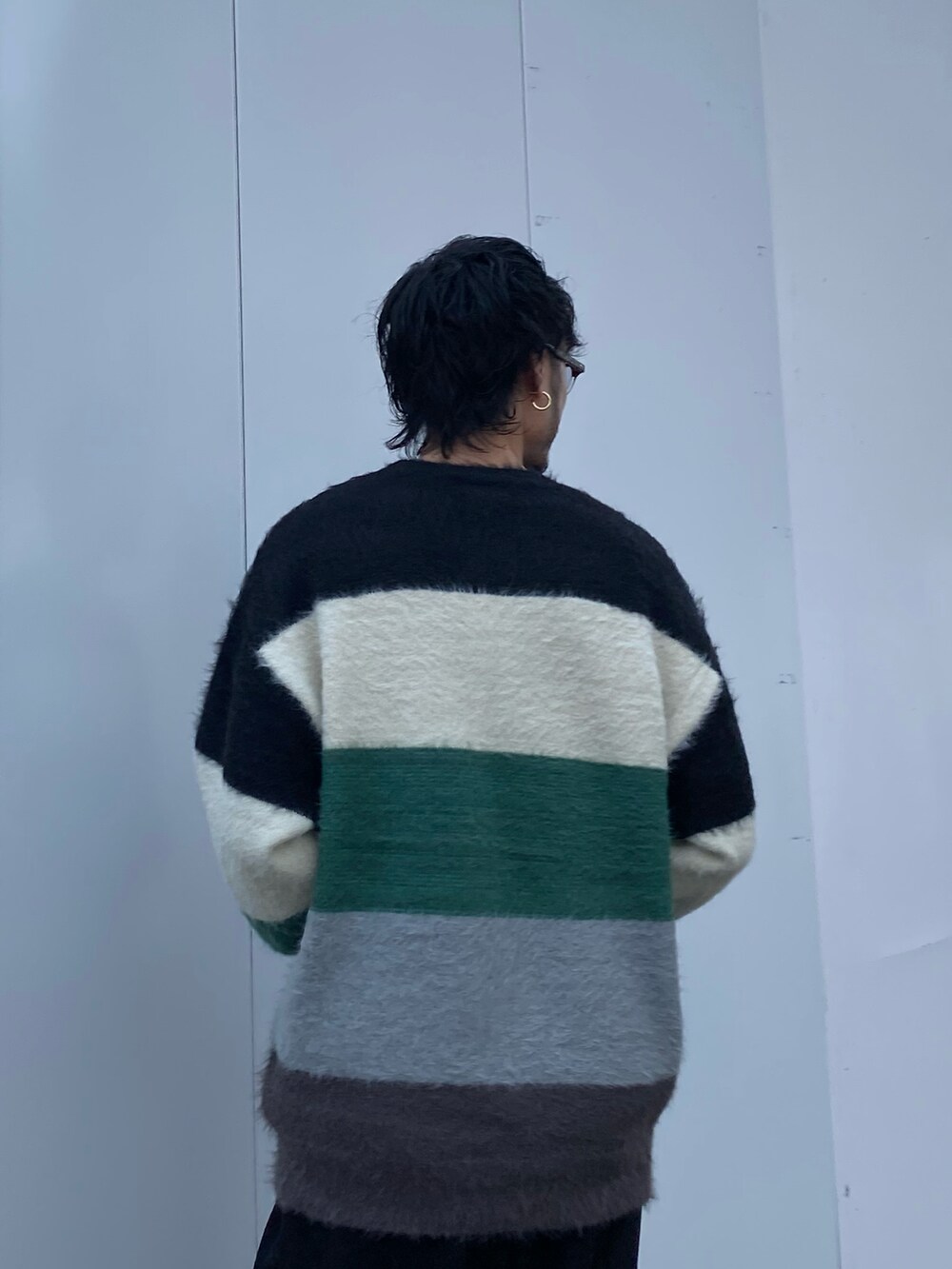 ブラック系のニット/セーター、ブラック系のその他パンツを着用したメンズの秋コーディネートの5枚目の写真