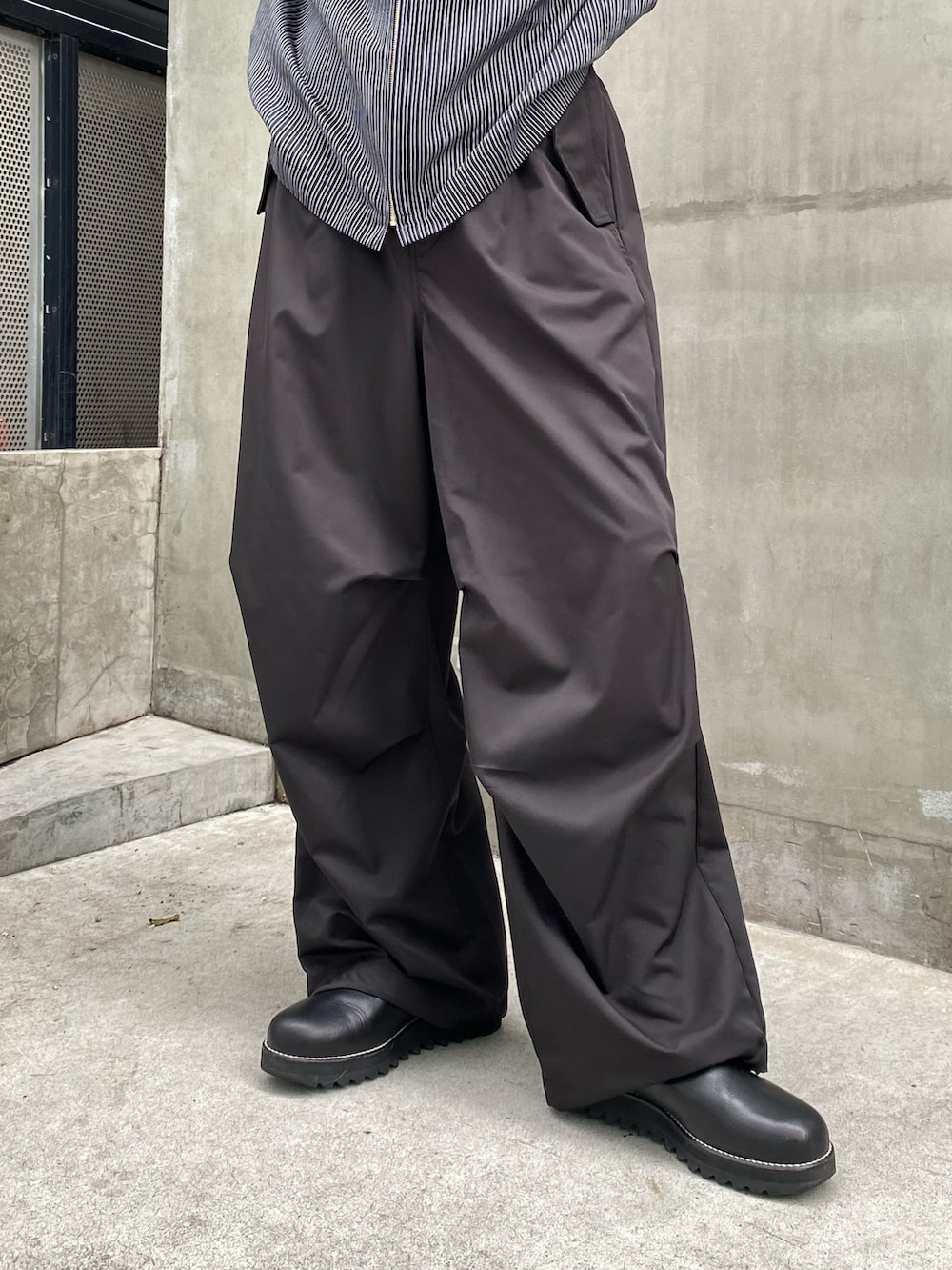 ブラック系のシャツ/ブラウス、ブラック系のその他パンツ、ブラック系のTシャツ/カットソーを着用したメンズの春コーディネートの4枚目の写真