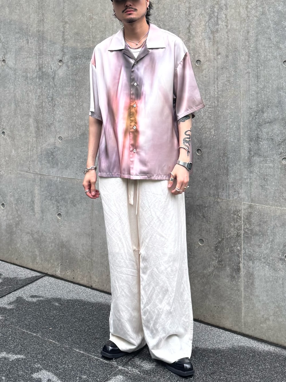 ホワイト系のシャツ/ブラウス、ホワイト系のその他パンツを着用したメンズの夏コーディネートの2枚目の写真