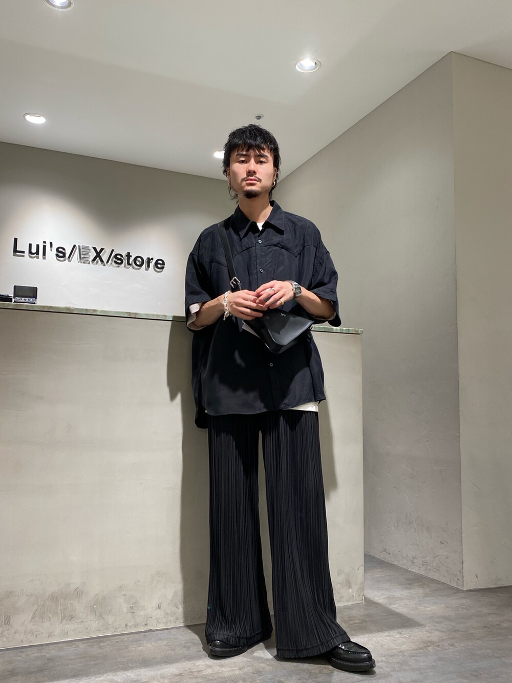 ブラック系のシャツ/ブラウス、ブラック系のショルダーバッグ、ブラック系のその他パンツを着用したメンズの夏コーディネートの3枚目の写真