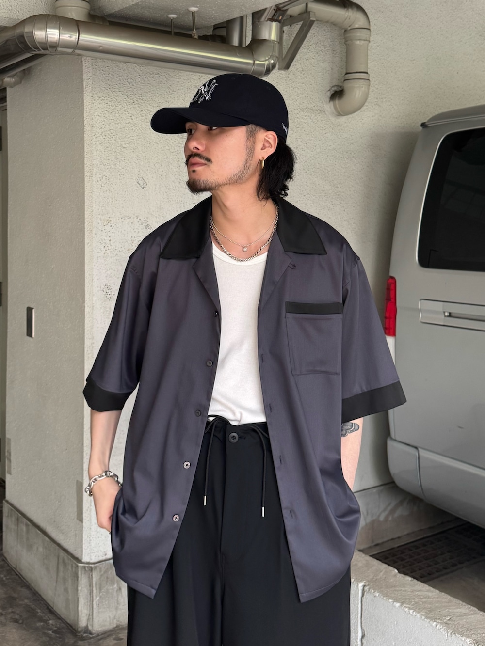 グレー系のシャツ/ブラウス、ブラック系のその他パンツ、ブラック系のローファーを着用したメンズの春コーディネートの3枚目の写真