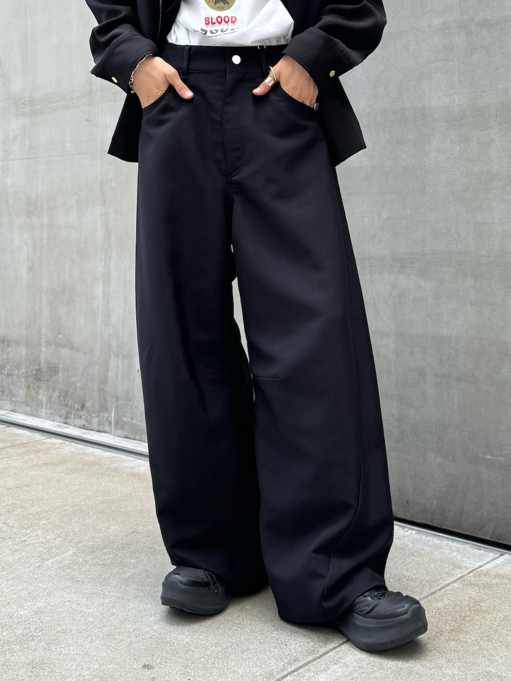 ブラック系のシャツ/ブラウス、ブラック系のパンツを着用したメンズの秋コーディネートの5枚目の写真