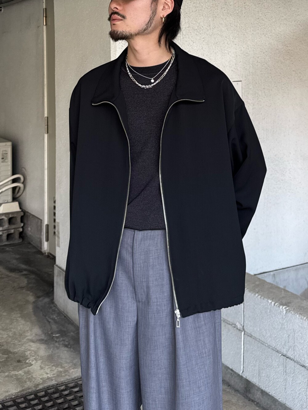 ブラック系のシャツ/ブラウス、グレー系のスラックス、ブラック系のその他シューズを着用したメンズの春コーディネートの4枚目の写真