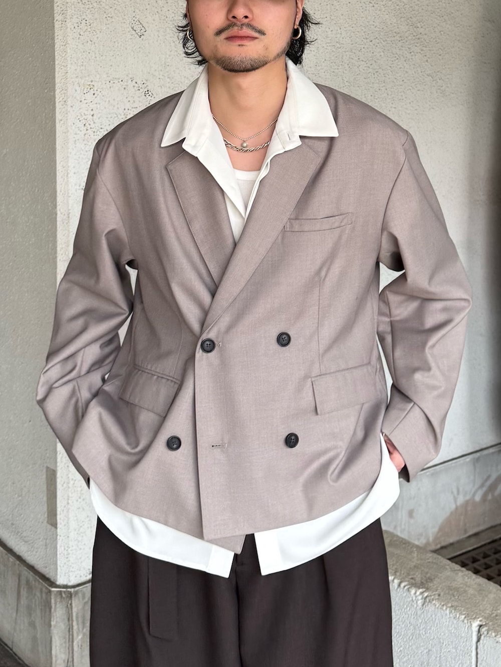 グレー系のスラックス、ホワイト系のシャツ/ブラウス、グレー系のテーラードジャケットを着用したメンズの春コーディネートの6枚目の写真